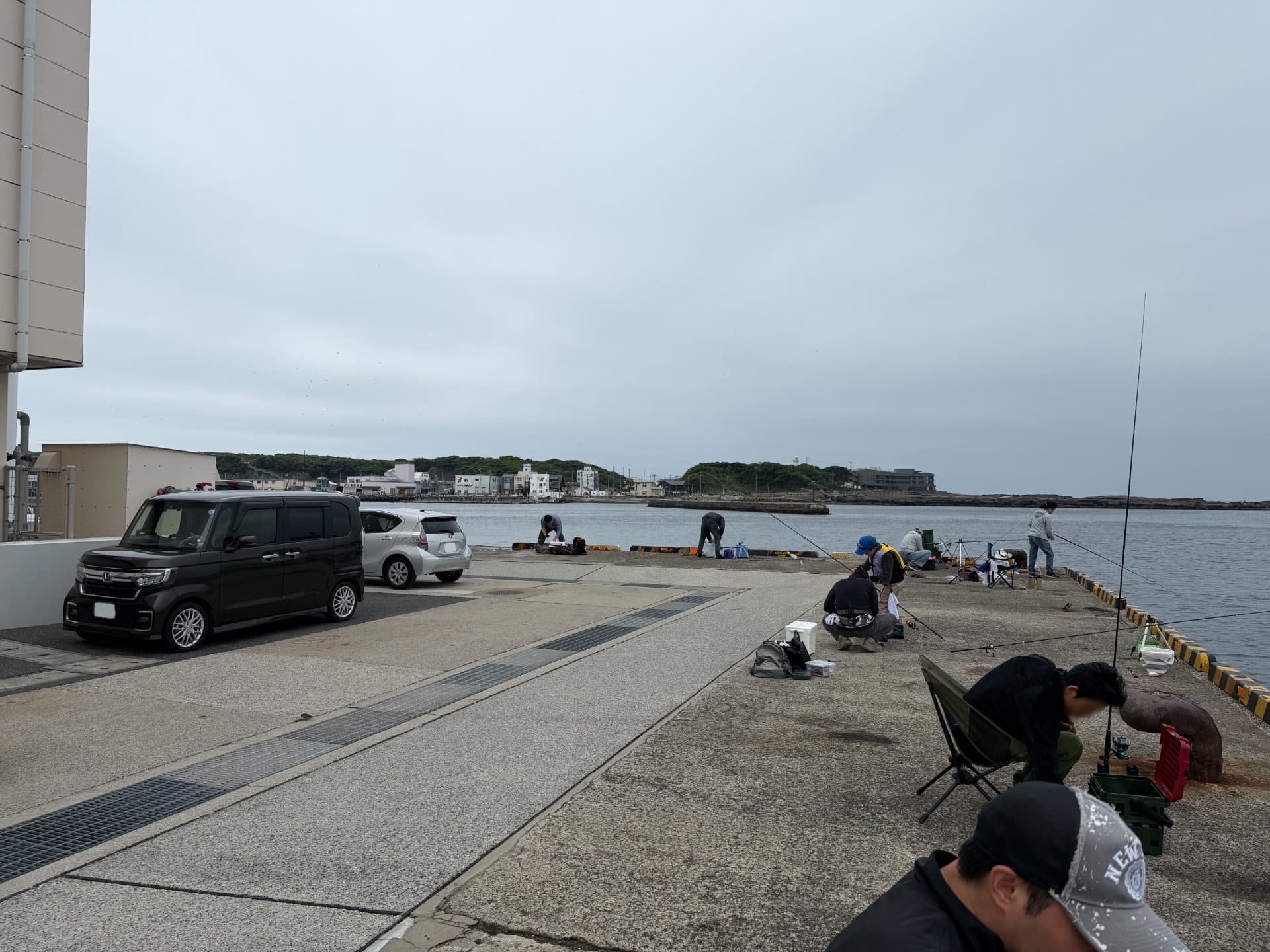 釣り開始時(16時ごろ)の釣り座まわりの様子 三浦市超低温魚市場冷蔵庫